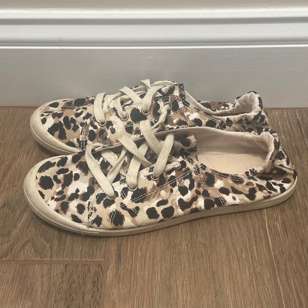 🧡 Women’s ‘Time and Tru’ memory foam sneakers